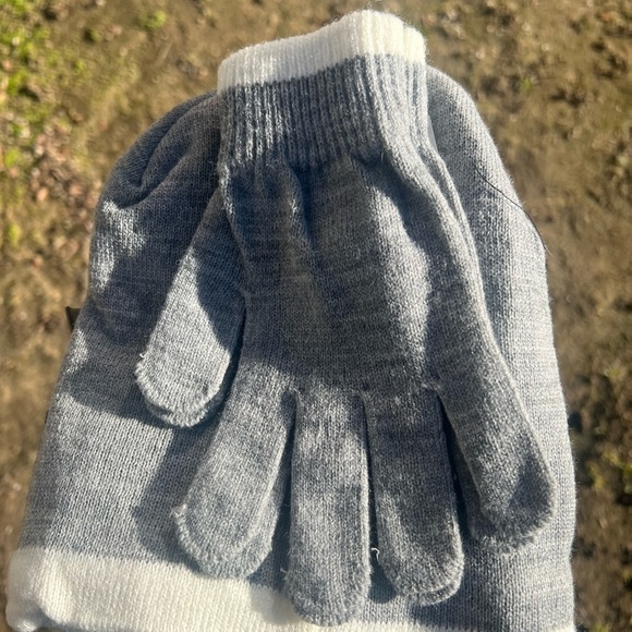 TRUE RELIGION gray and white beanie and gloves set , NWT - Picture 7 of 8